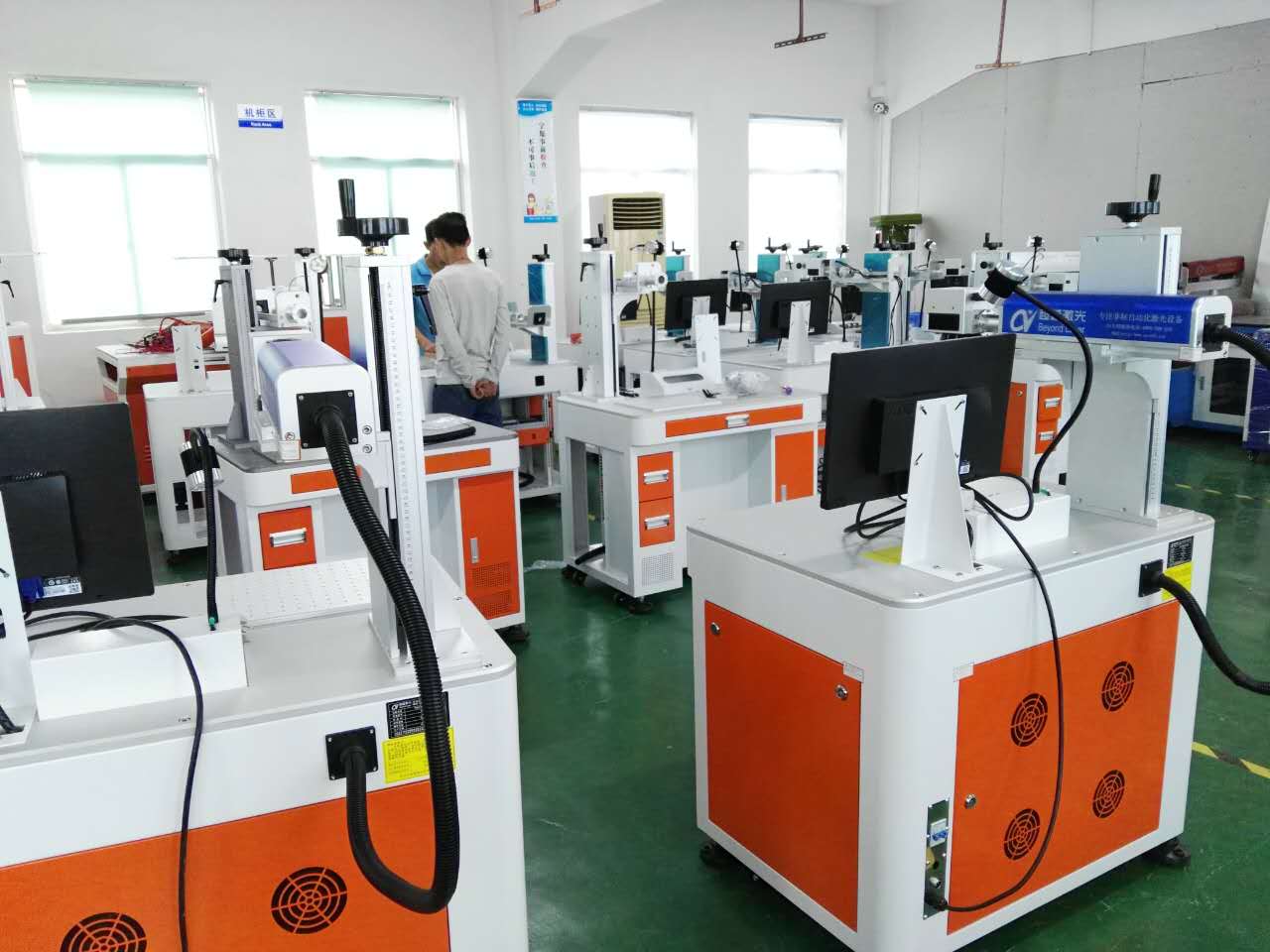 塑膠開(kāi)關(guān)插座斷路器上激光鐳雕設(shè)備展示