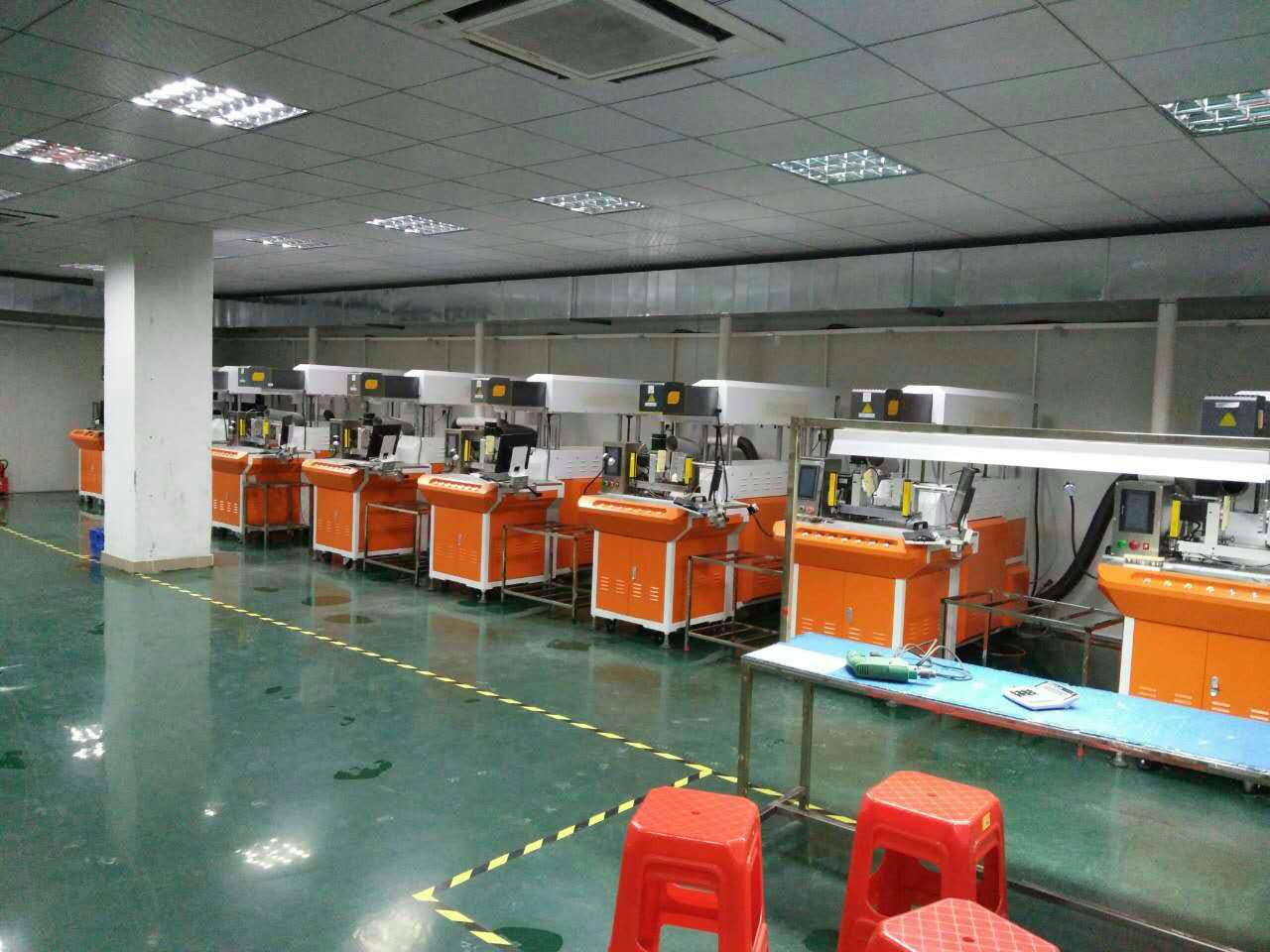 3D激光鐳雕機設備現(xiàn)場圖片3