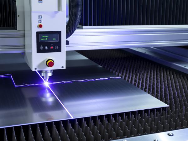 從理論到產(chǎn)線：紫外飛秒激光切割機(jī)如何賦能PET膜材制造的全場景升級